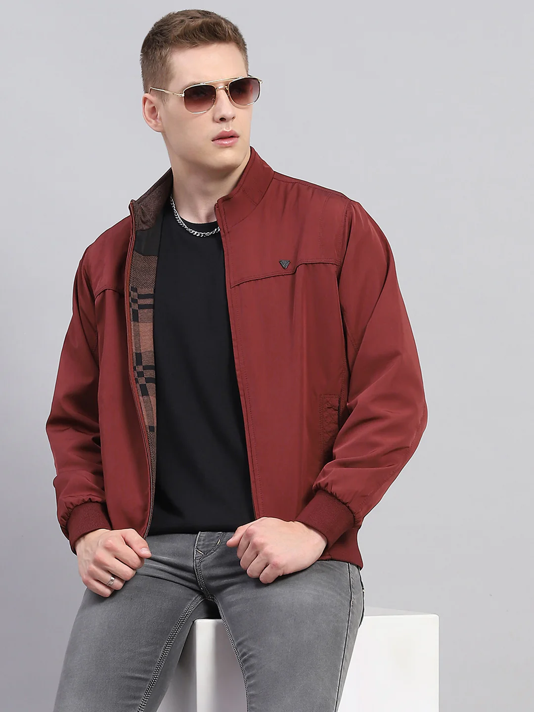 Men Maroon Solid Mock Neck Full Sleeve Jacket - Image 4