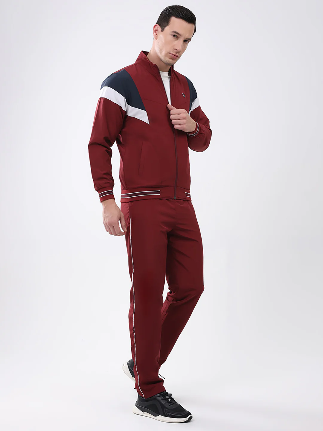 Men Maroon Solid Mock Neck Full Sleeve Winter Tracksuit - Image 4