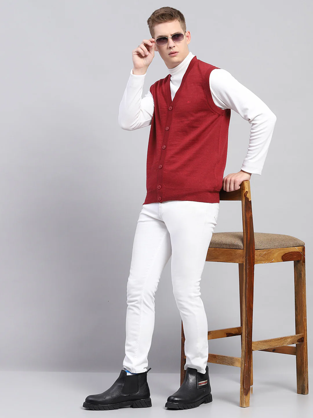 Men Maroon Solid V Neck Sleeveless Cardigan - Image 2