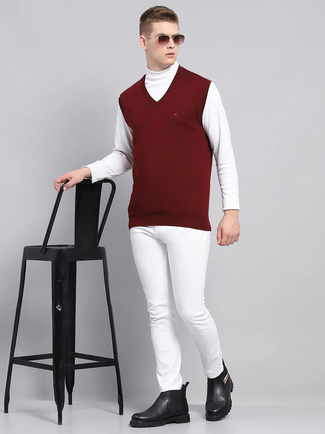 Men Maroon Solid V Neck Sleeveless Sweater - Image 2