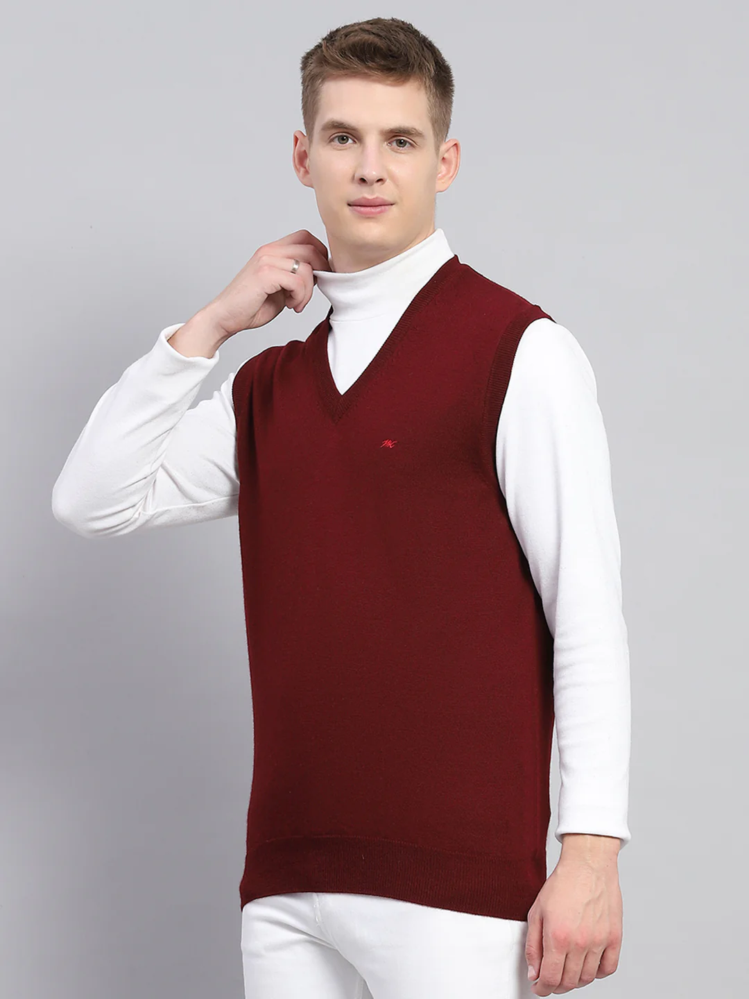 Men Maroon Solid V Neck Sleeveless Sweater - Image 3