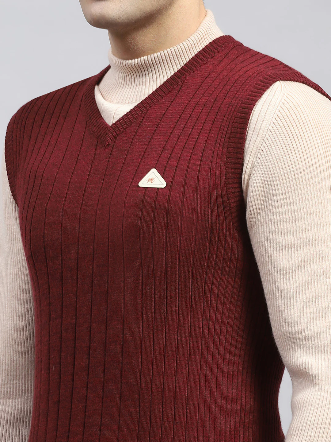 Men Maroon Solid V Neck Sleeveless Sweater - Image 7