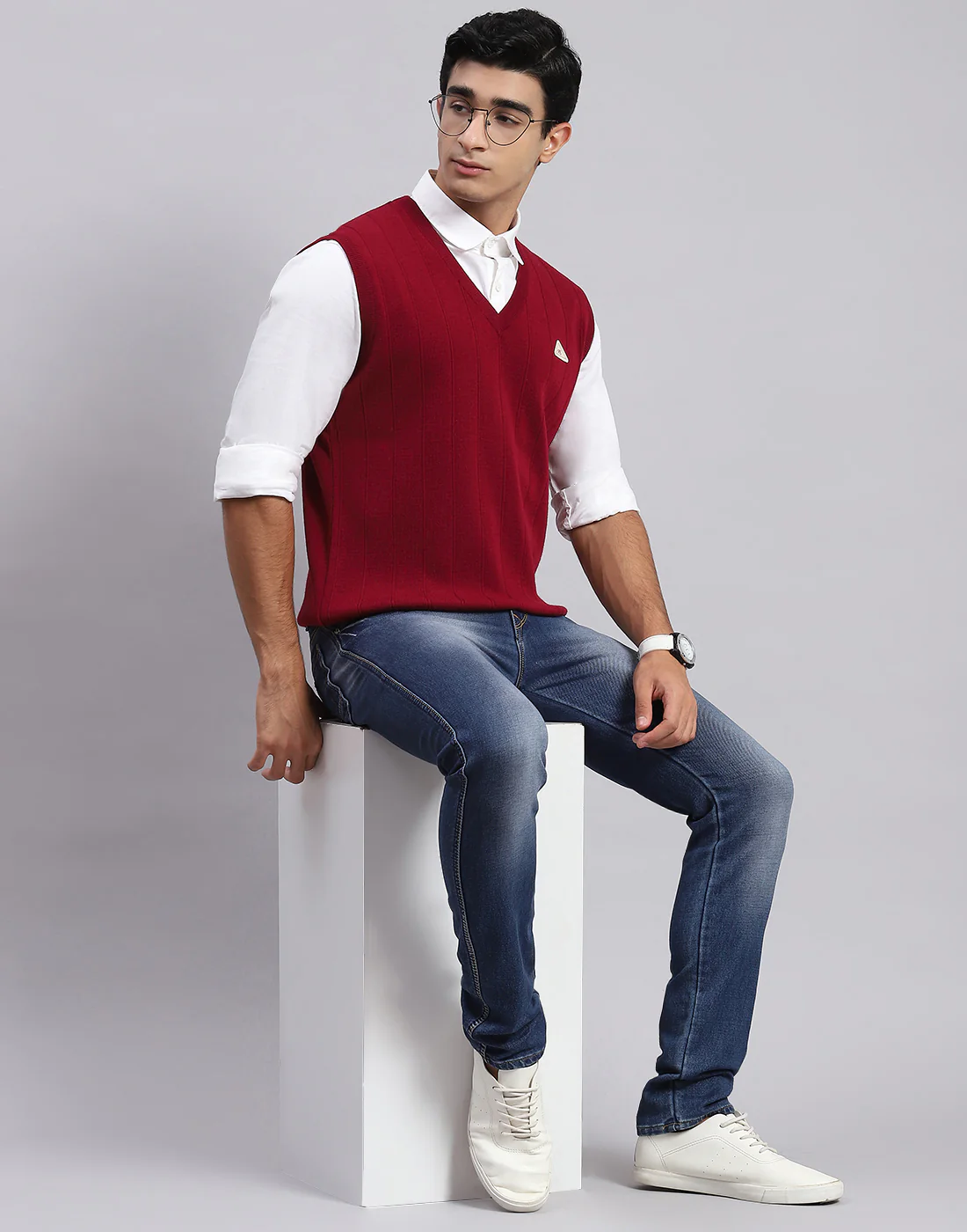 Men Maroon Solid V Neck Sleeveless Sweaters/Pullovers - Image 2