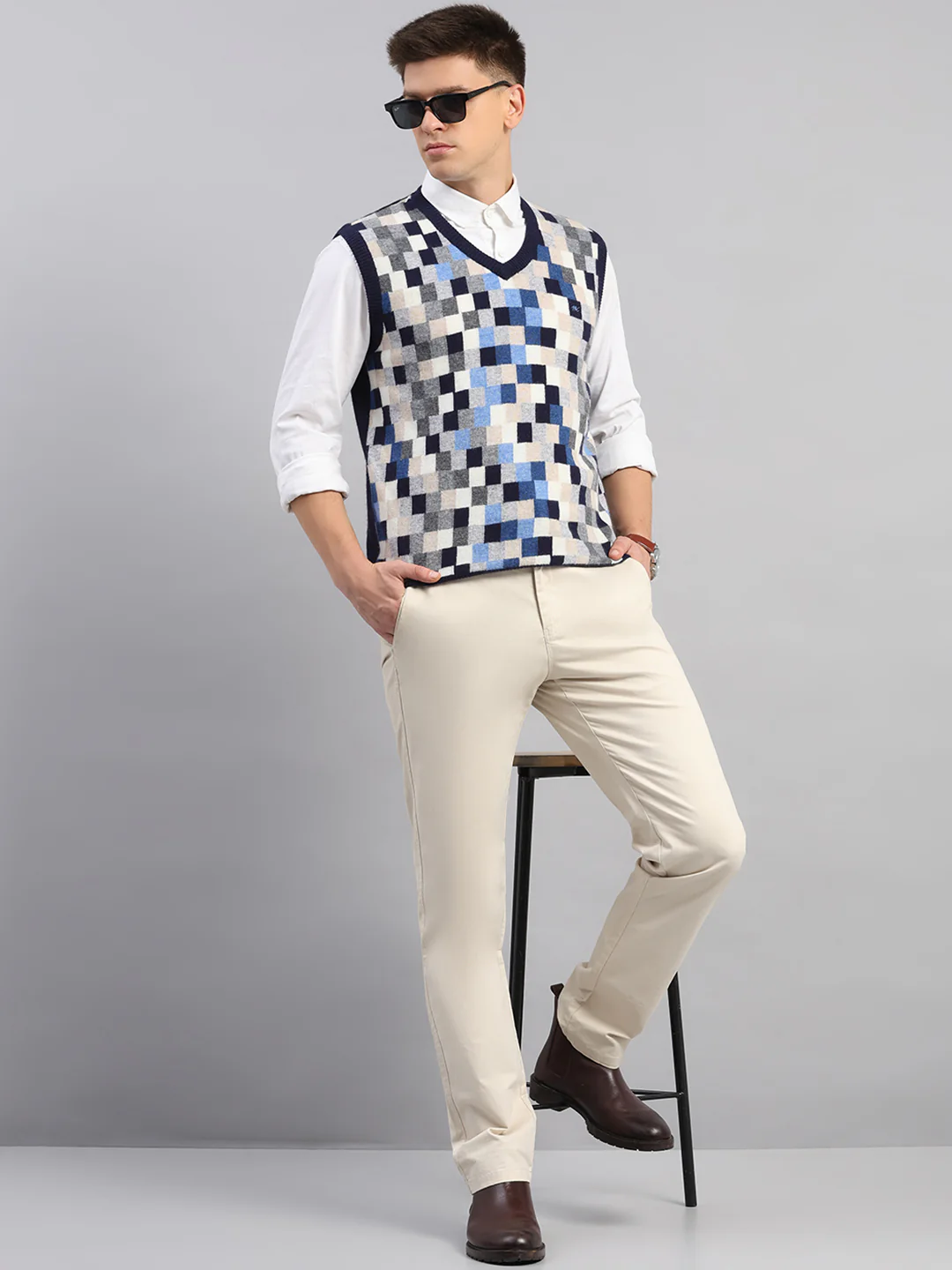 Men Navy Blue Printed V Neck Sleeveless Sweater - Image 2