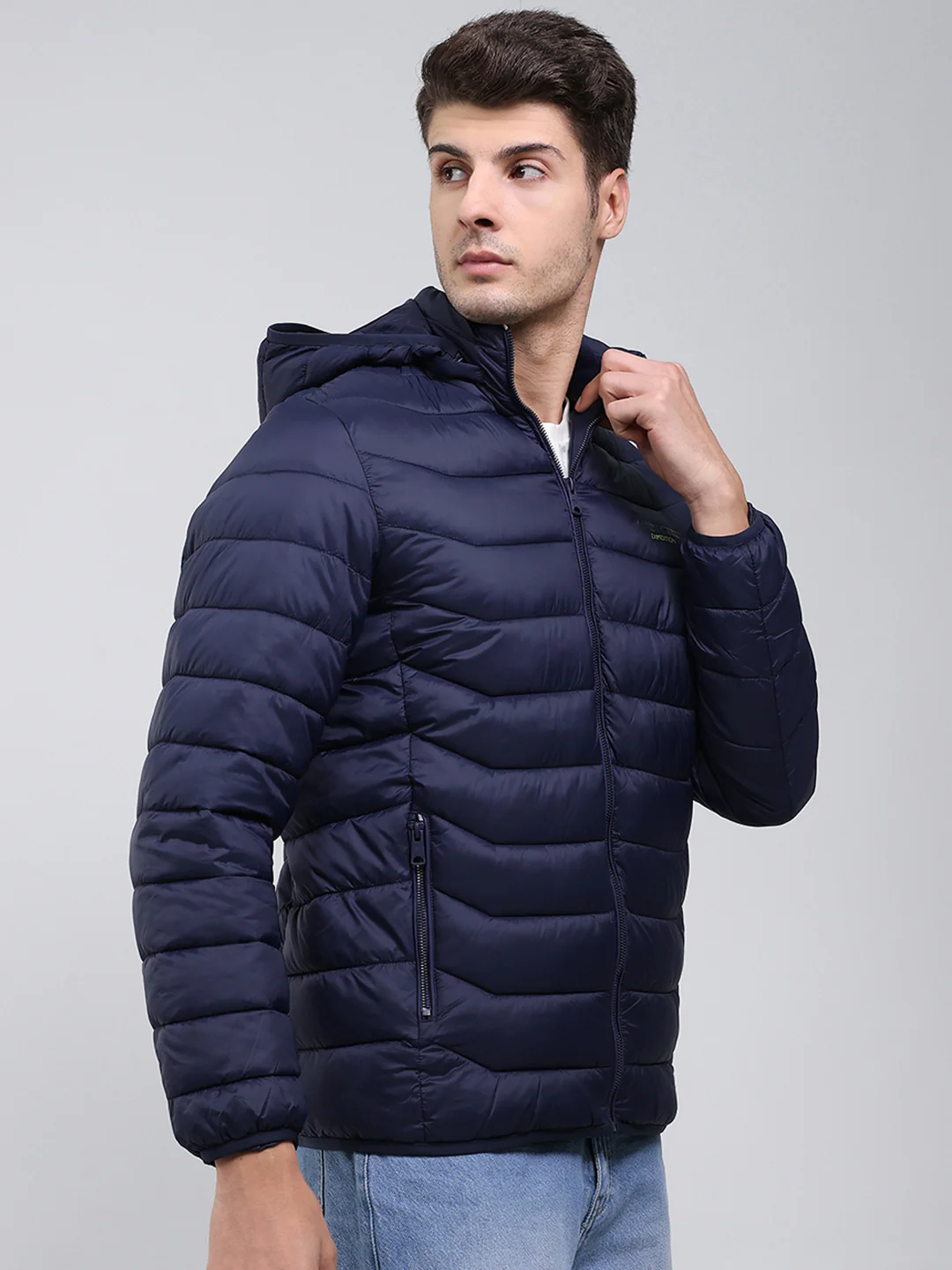 Men Navy Blue Solid Hooded Full Sleeve Heating Jacket - Image 4
