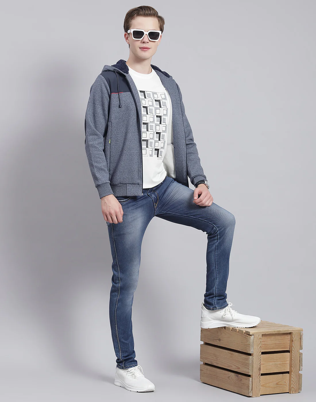 Men Navy Blue Solid Hooded Full Sleeve Sweatshirt - Image 2