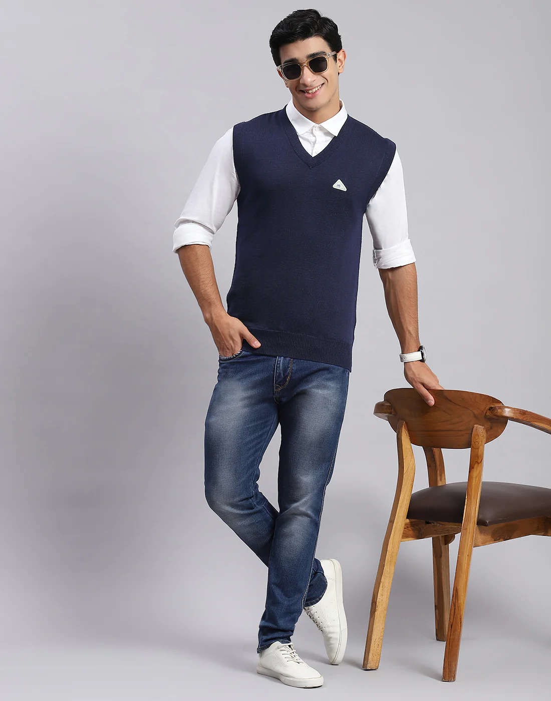 Men Navy Blue Solid V Neck Sleeveless Sweaters/Pullovers - Image 5