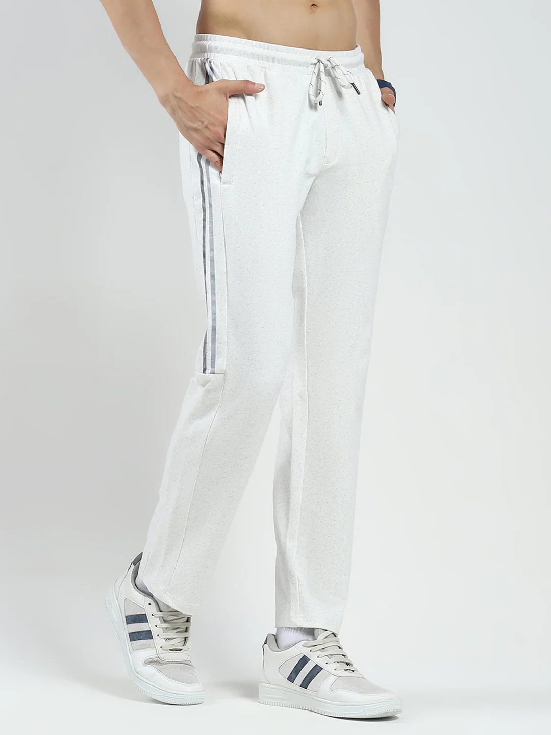 Men Off White & Blue Solid Regular Fit Lower - Image 4