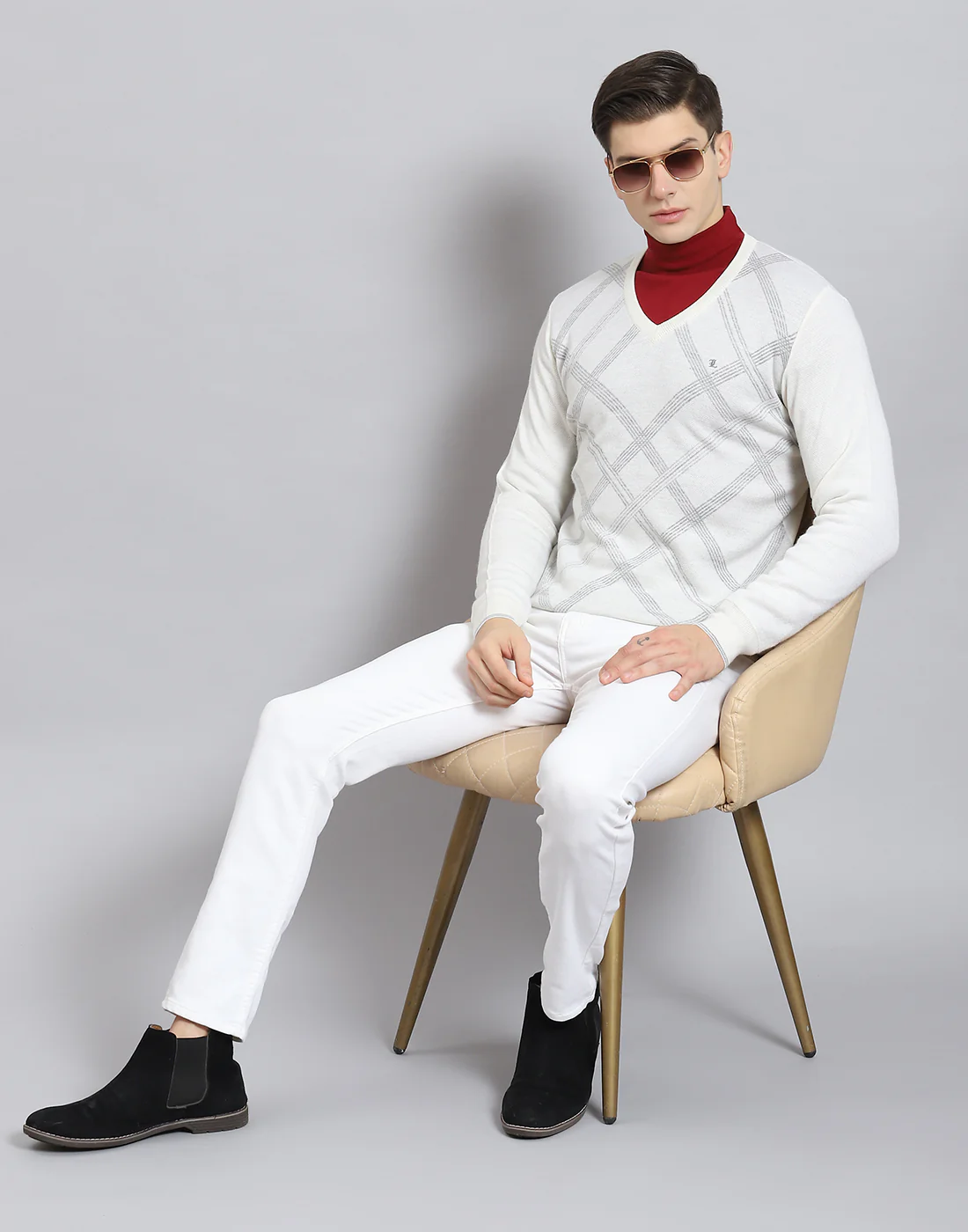 Men Off White Printed V Neck Full Sleeve Sweater - Image 7