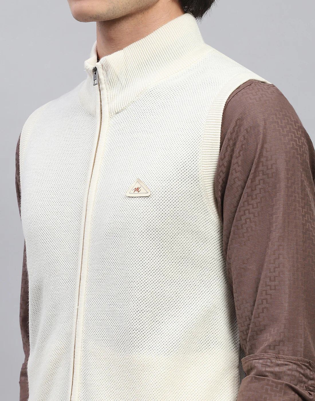 Men Off White Solid Mock Neck Sleeveless Jacket - Image 6