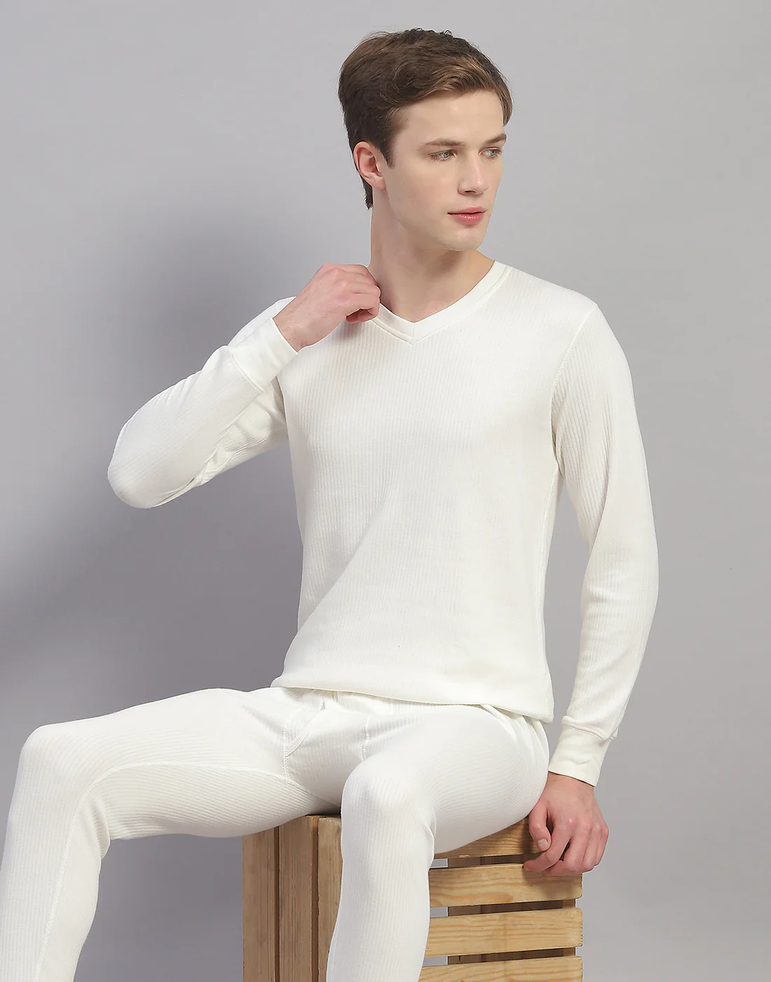 Men Off White Solid Round Neck Full Sleeve Thermal Vest - Image 6