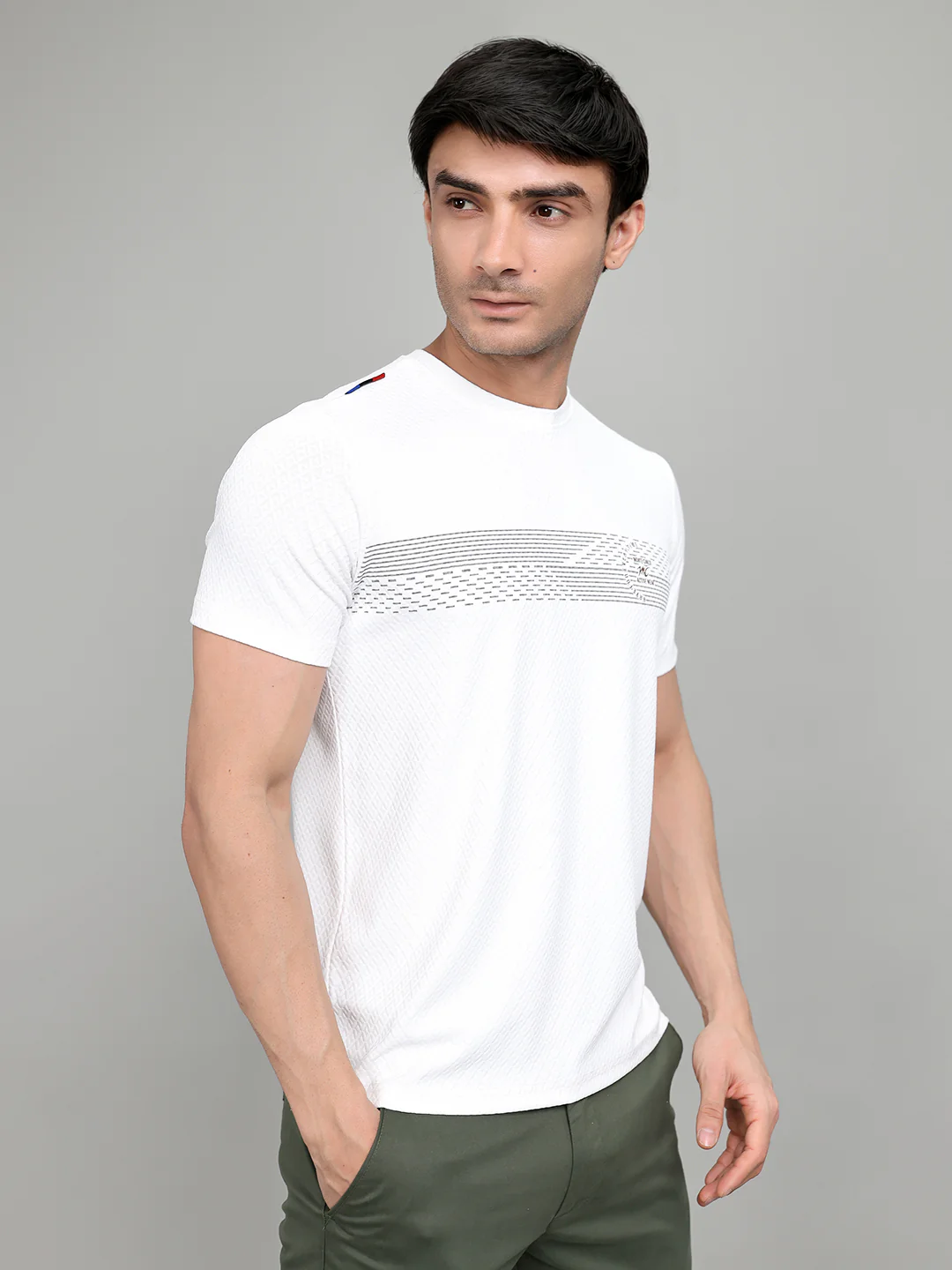 Men Off White Solid Round Neck Half Sleeve T-Shirt - Image 3