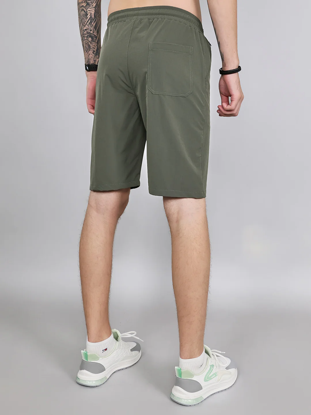 Men Olive Solid Regular Fit Shorts - Image 4