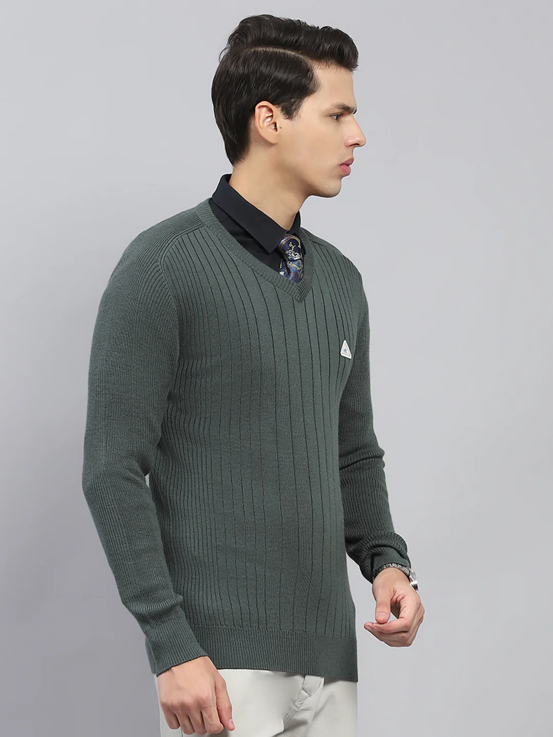 Men Olive Solid V Neck Full Sleeve Pullover - Image 4