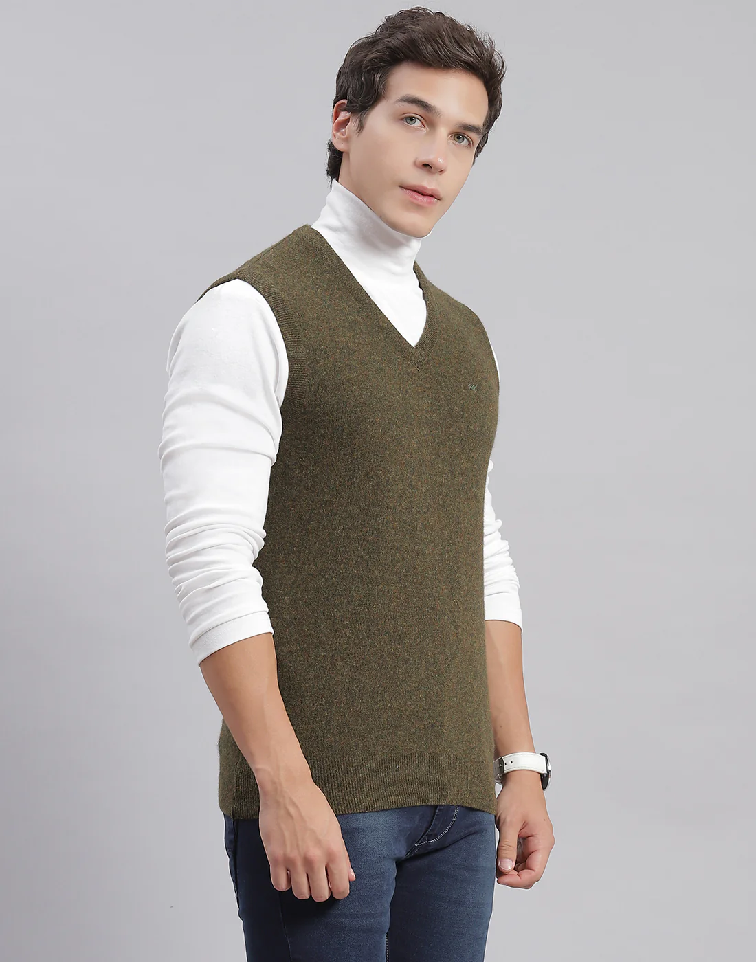 Men Olive Solid V Neck Sleeveless Sweater - Image 4
