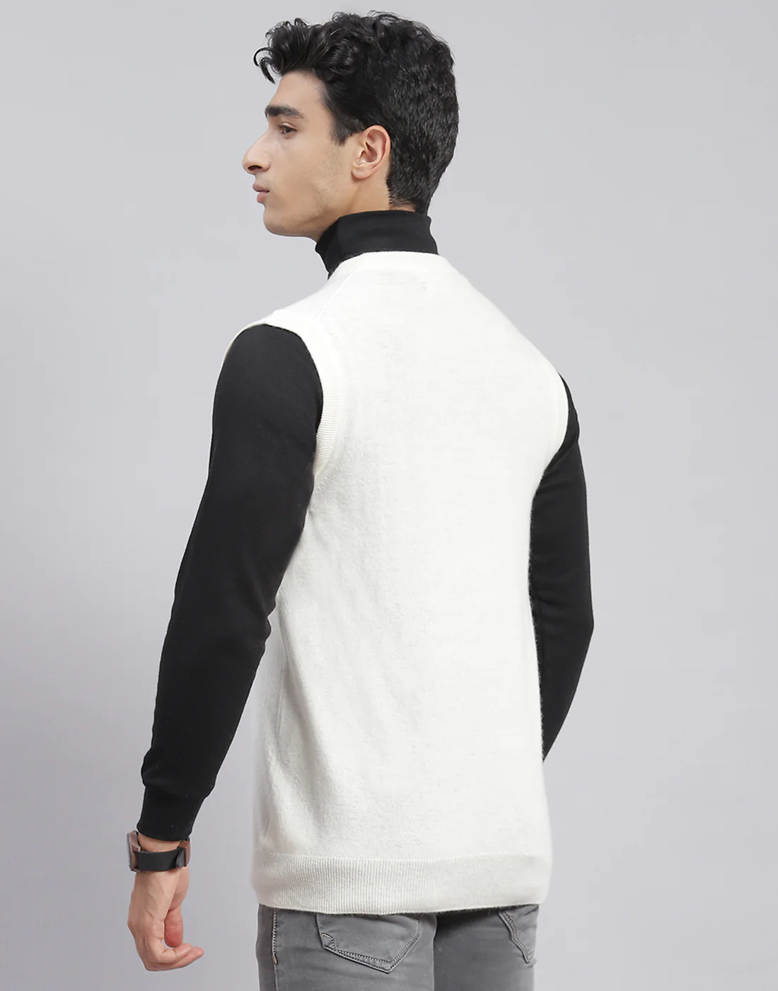 Men White Solid V Neck Sleeveless Sweater - Image 5