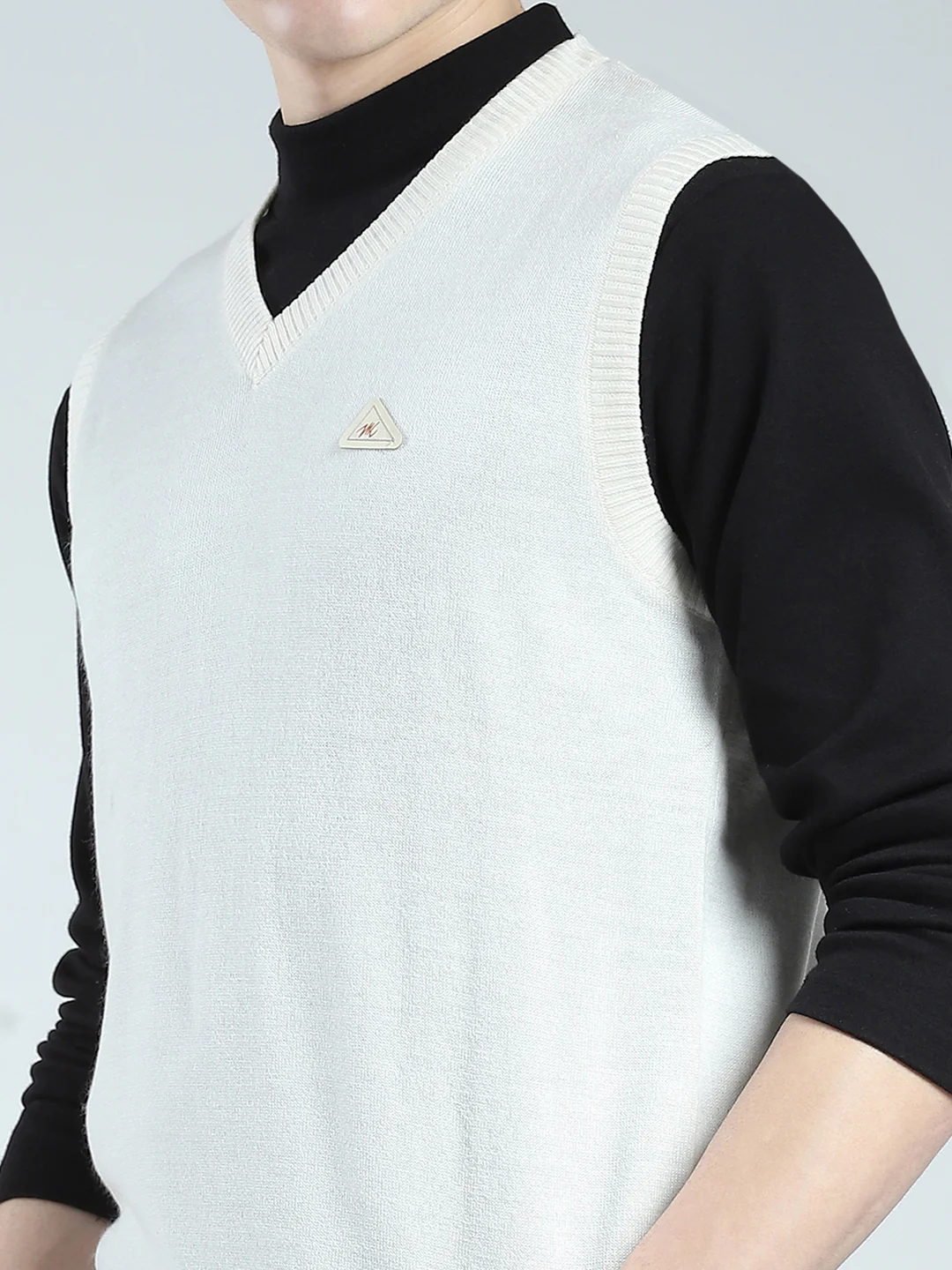 Men White Solid V Neck Sleeveless Sweater - Image 7