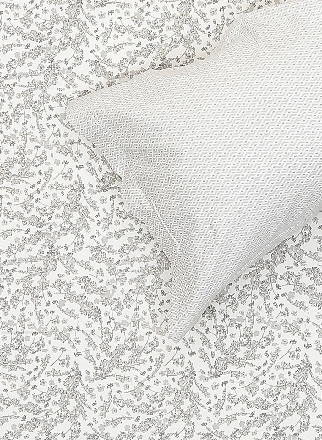 210TC Pure Cotton Queen Bedsheet with 2 Pillow Covers - Image 5