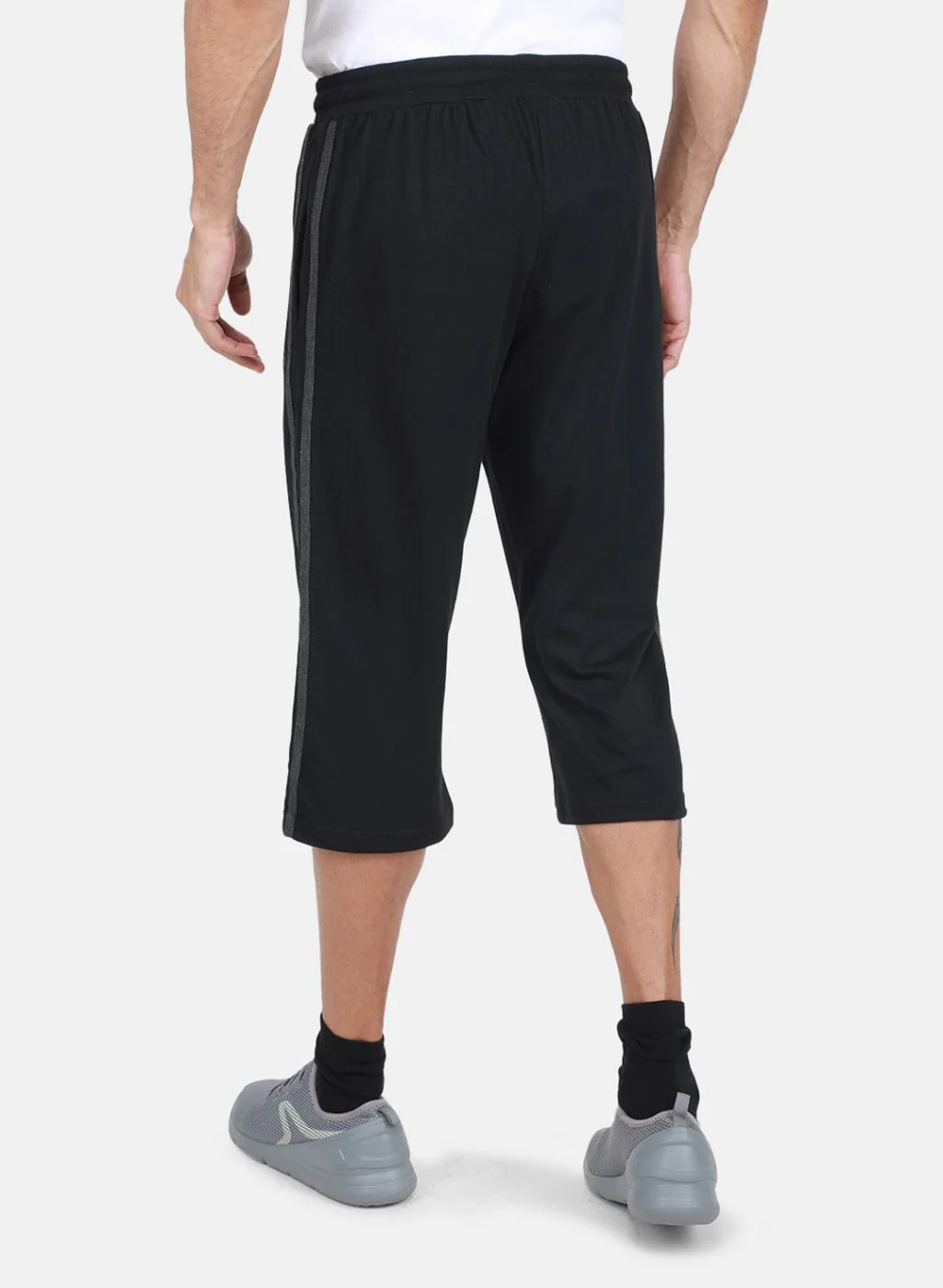 Men Black Solid Capri - Image 3