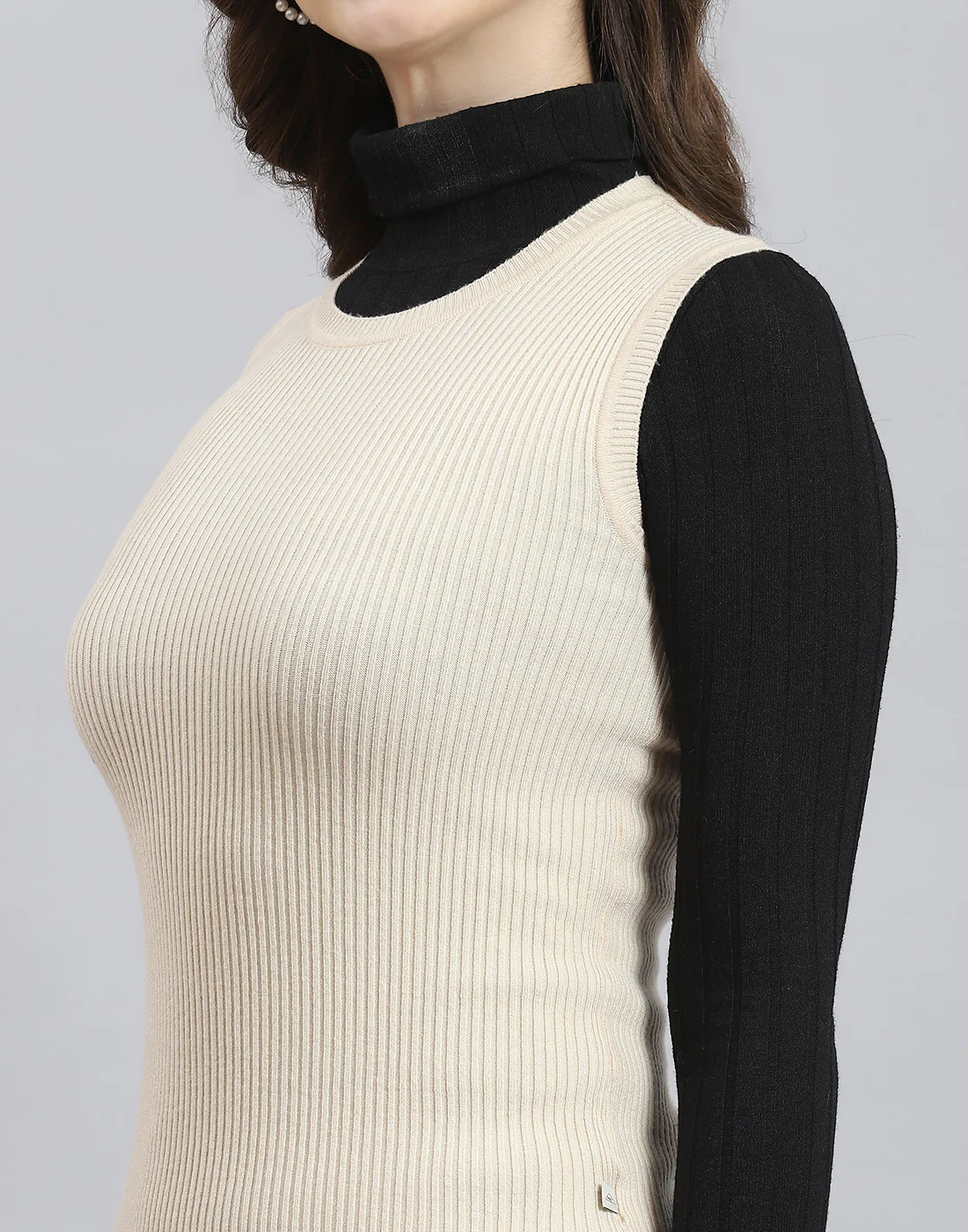 Women Beige Solid Round Neck Sleeveless Sweater - Image 7