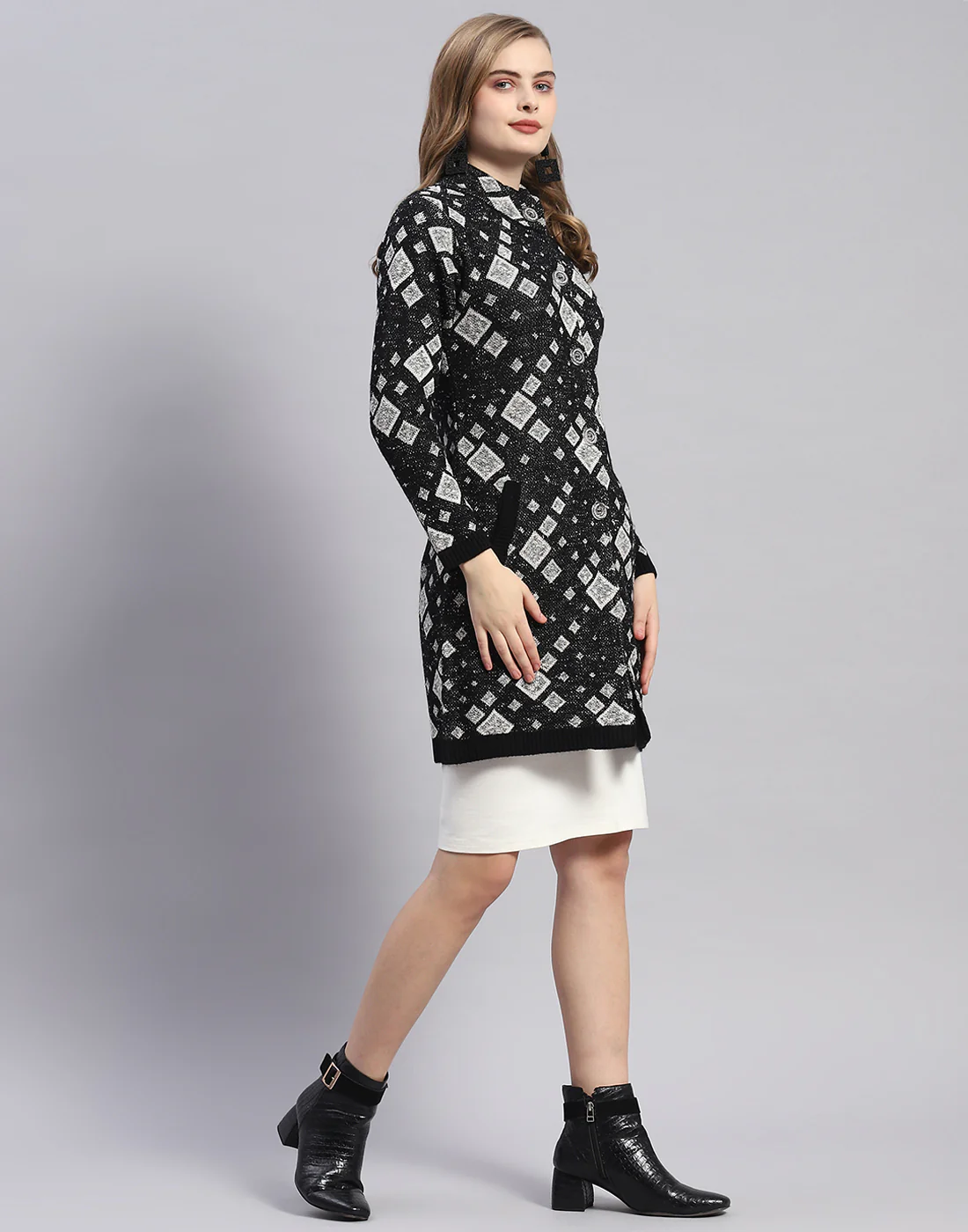 Women Black Jaquard Round Neck Full Sleeve Coat - Image 4