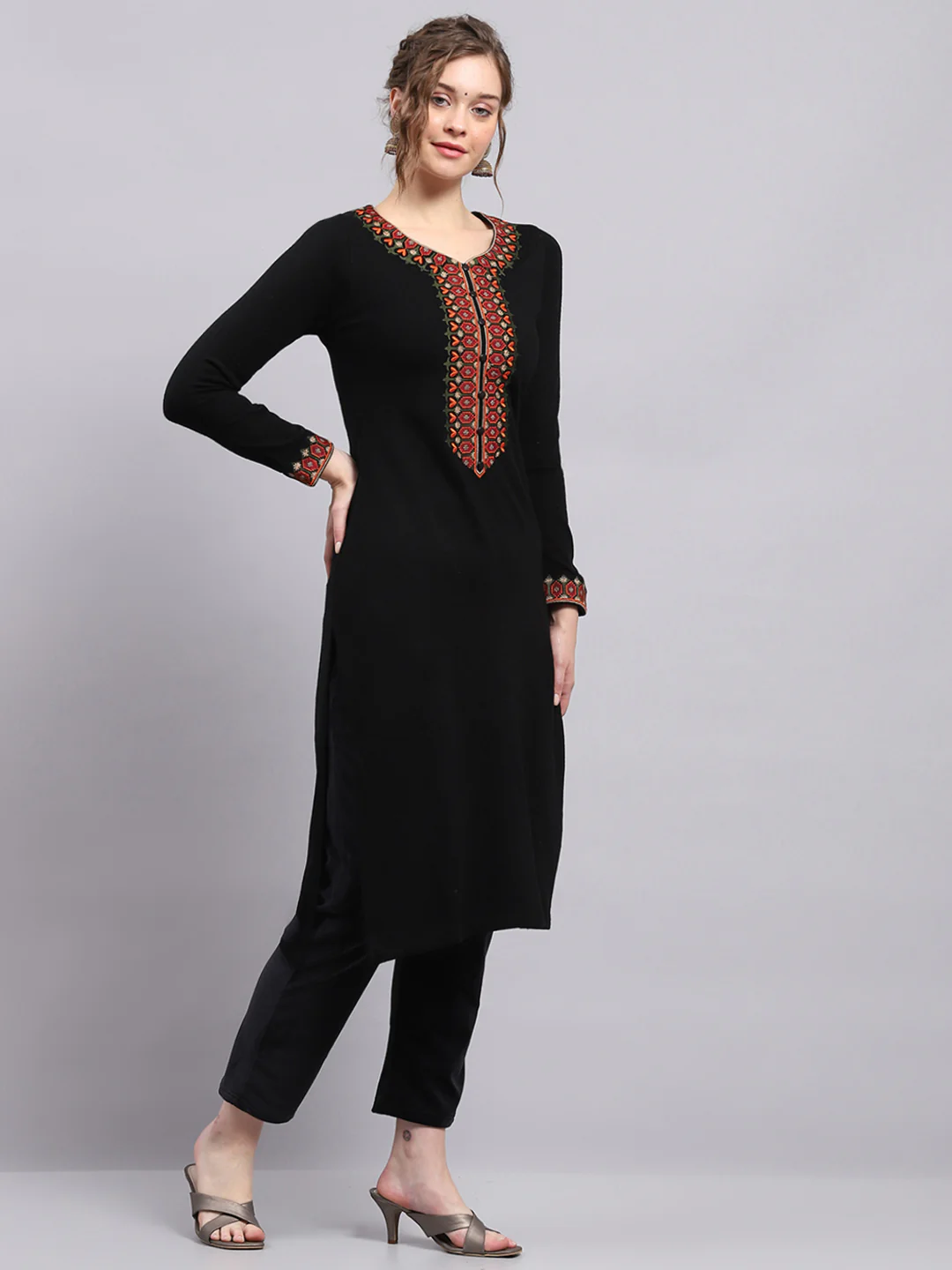 Women Black Printed Round Neck Full Sleeve Winter Kurti - Image 4
