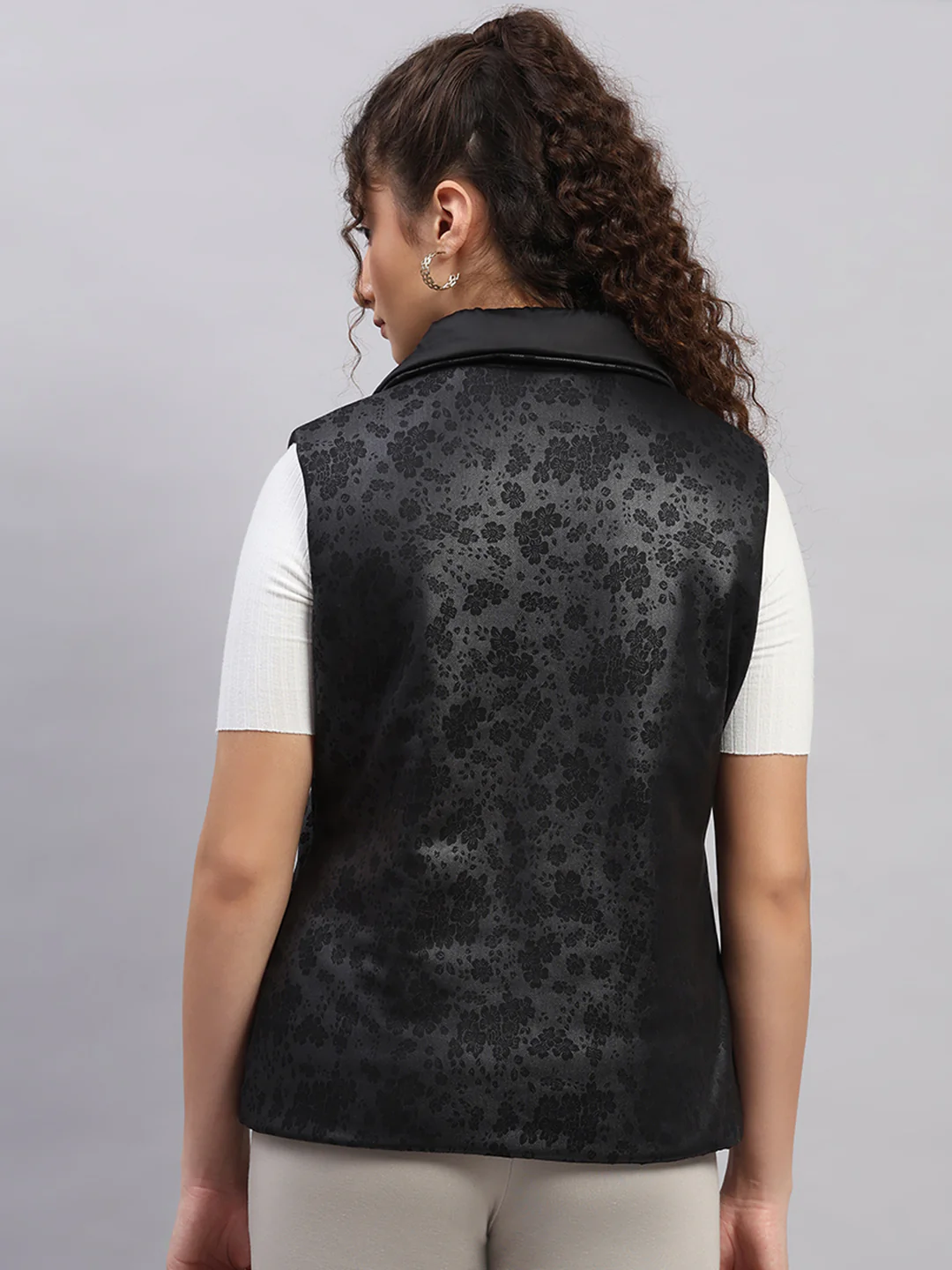 Women Black Solid Collar Sleeveless Jacket - Image 9