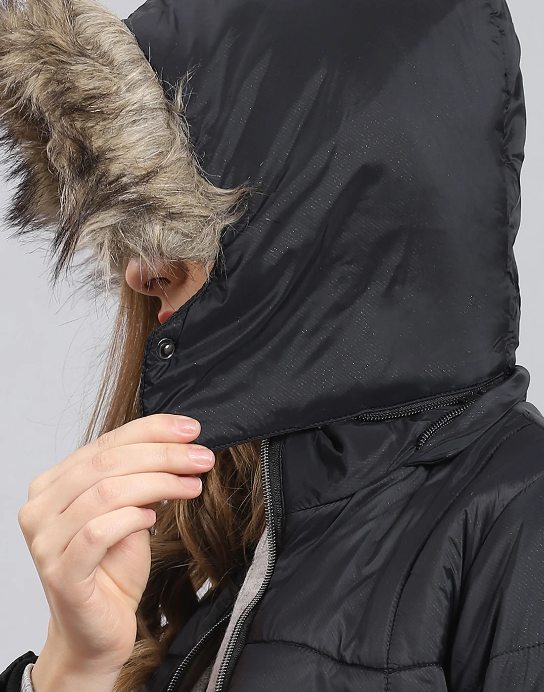 Women Black Solid Hooded Full Sleeve Heating Jacket - Image 10