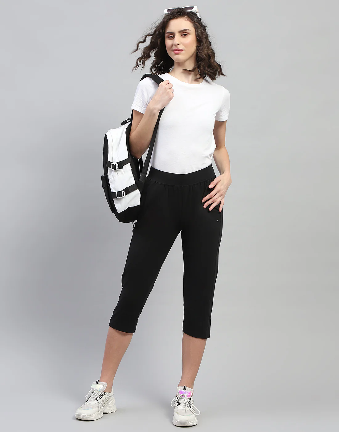 Women Black Solid Regular Fit Capri - Image 2
