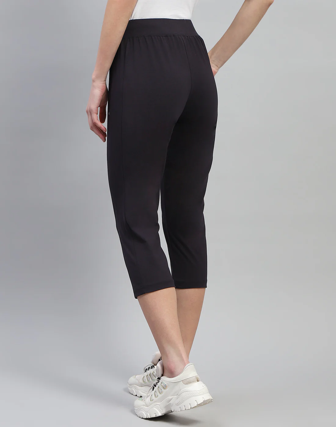 Women Black Solid Regular Fit Capri - Image 5