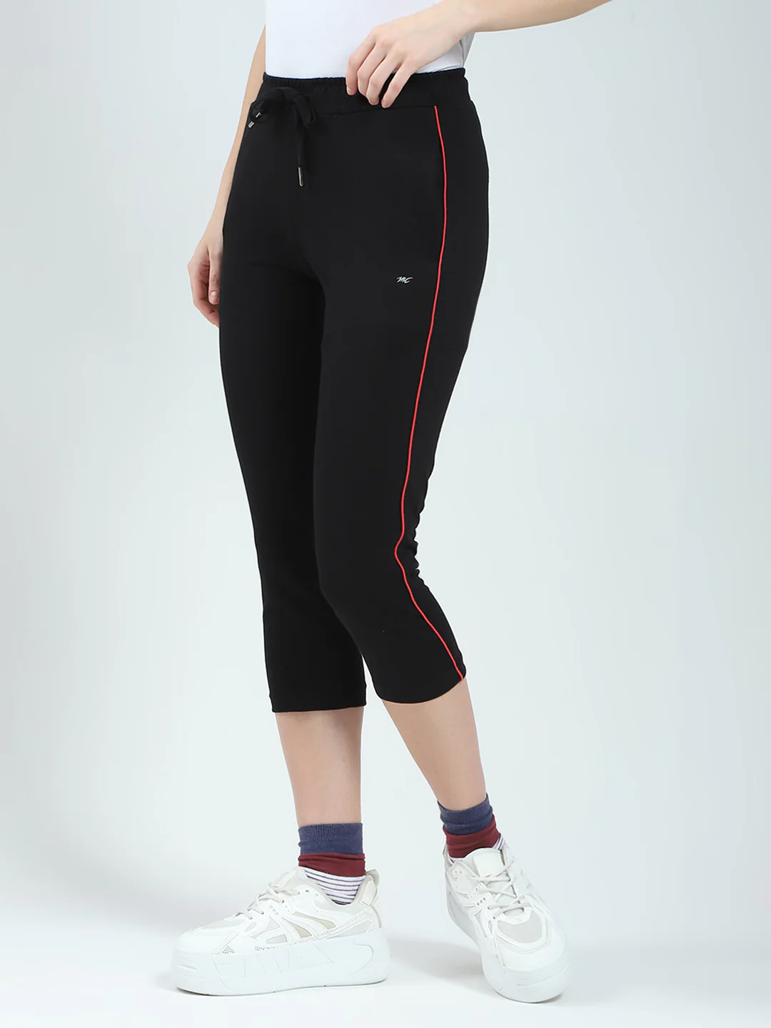 Women Black Solid Regular Fit Capri - Image 3