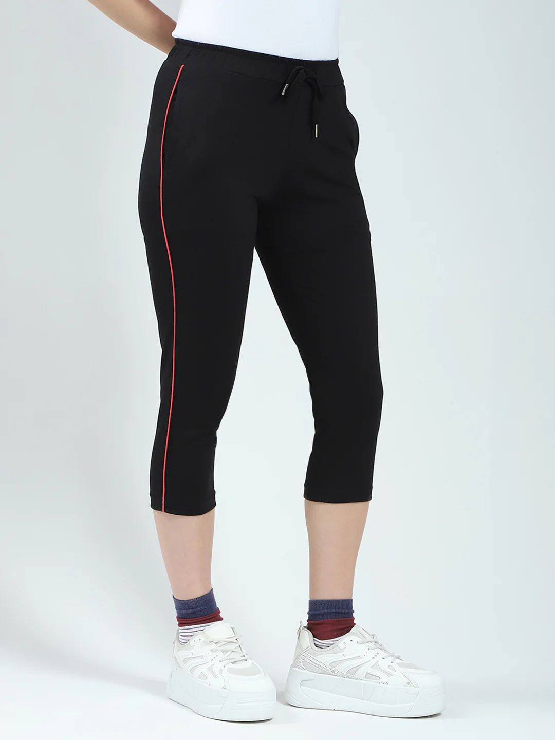 Women Black Solid Regular Fit Capri - Image 4
