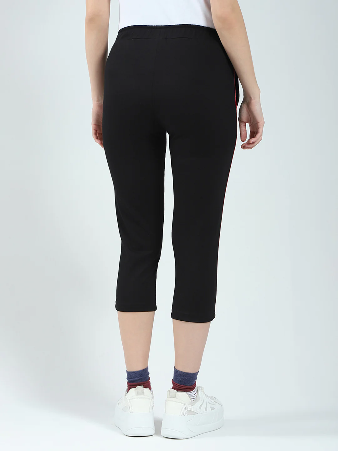 Women Black Solid Regular Fit Capri - Image 5