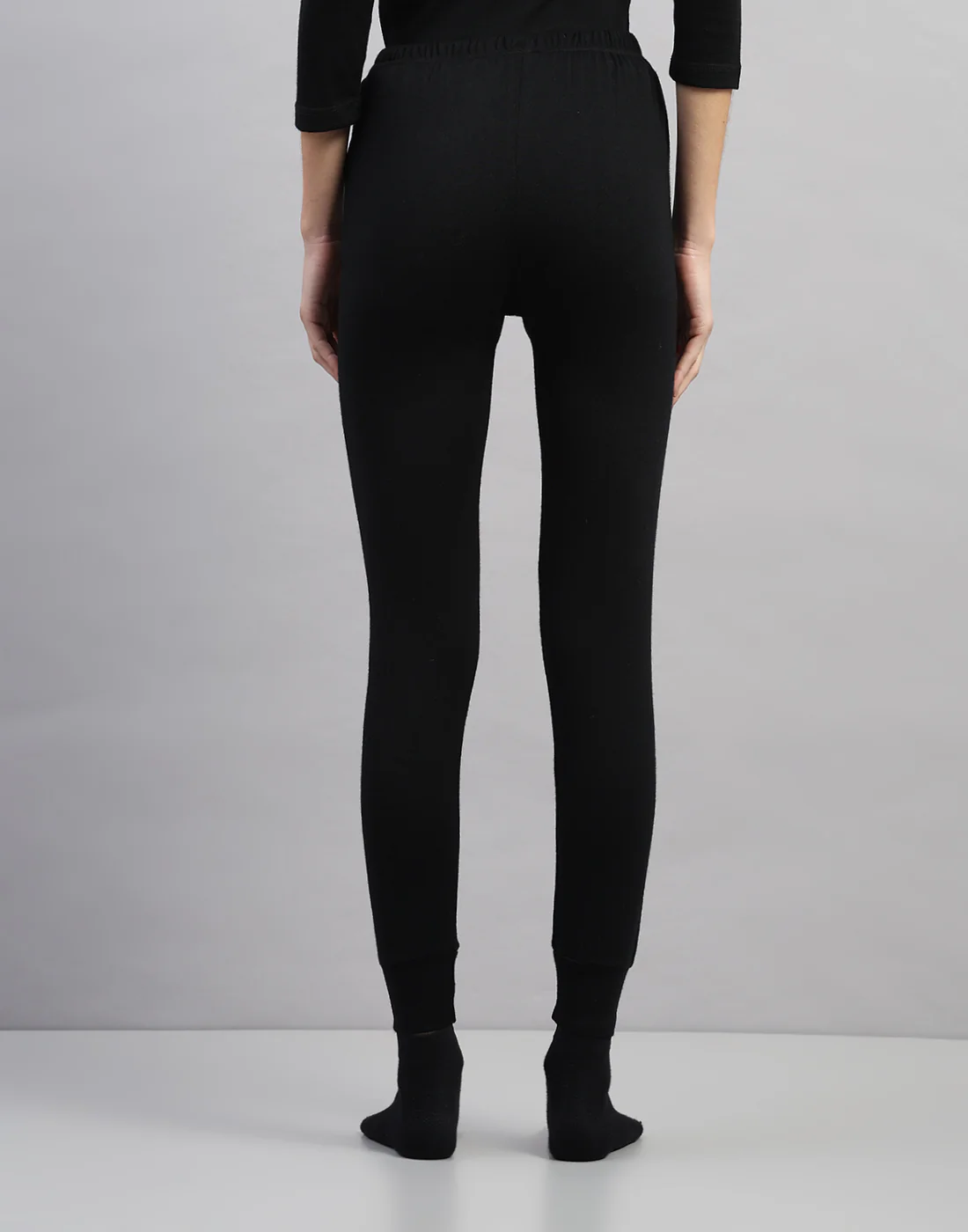 Women Black Solid Regular Fit Thermal Lower - Image 4