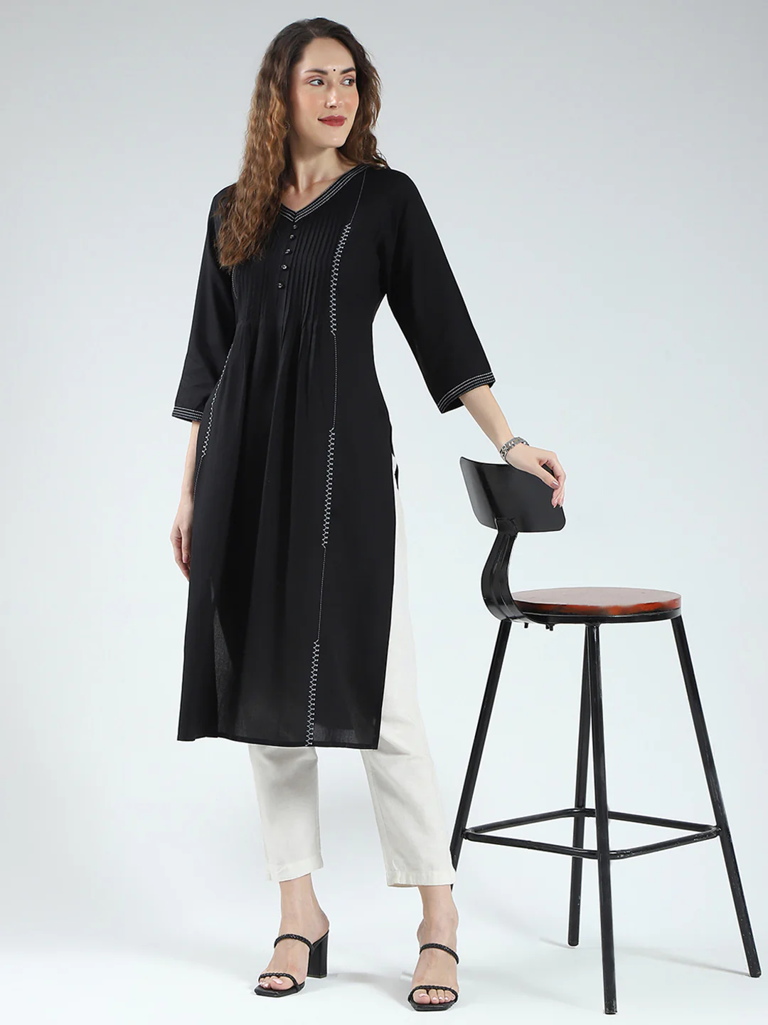 Women Black Solid V Neck 3/4th Sleeve Kurti - Image 2