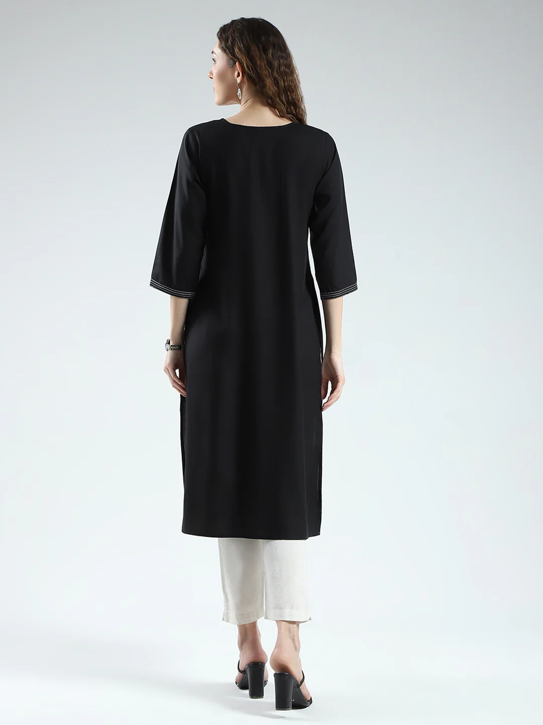 Women Black Solid V Neck 3/4th Sleeve Kurti - Image 5