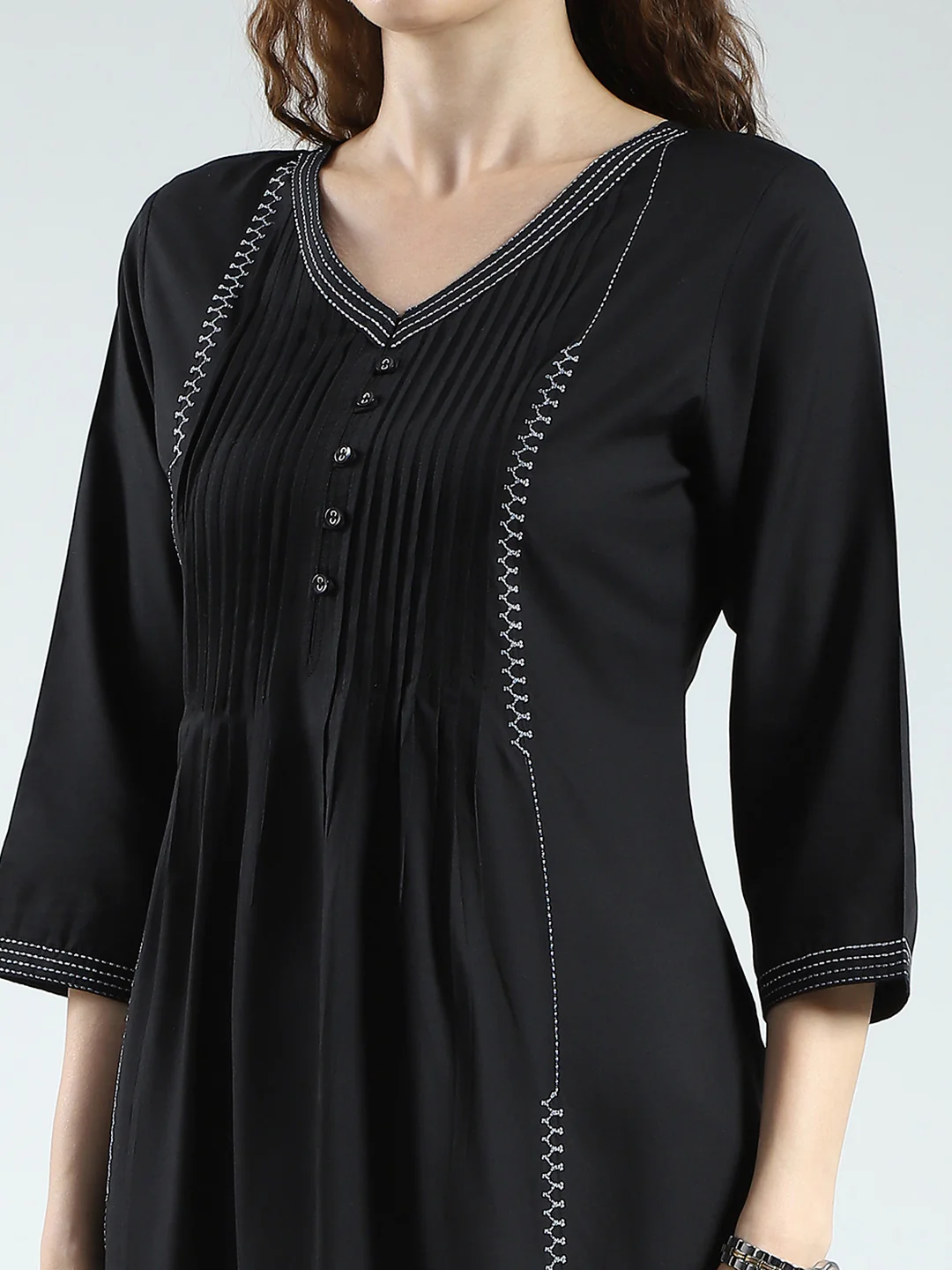 Women Black Solid V Neck 3/4th Sleeve Kurti - Image 6