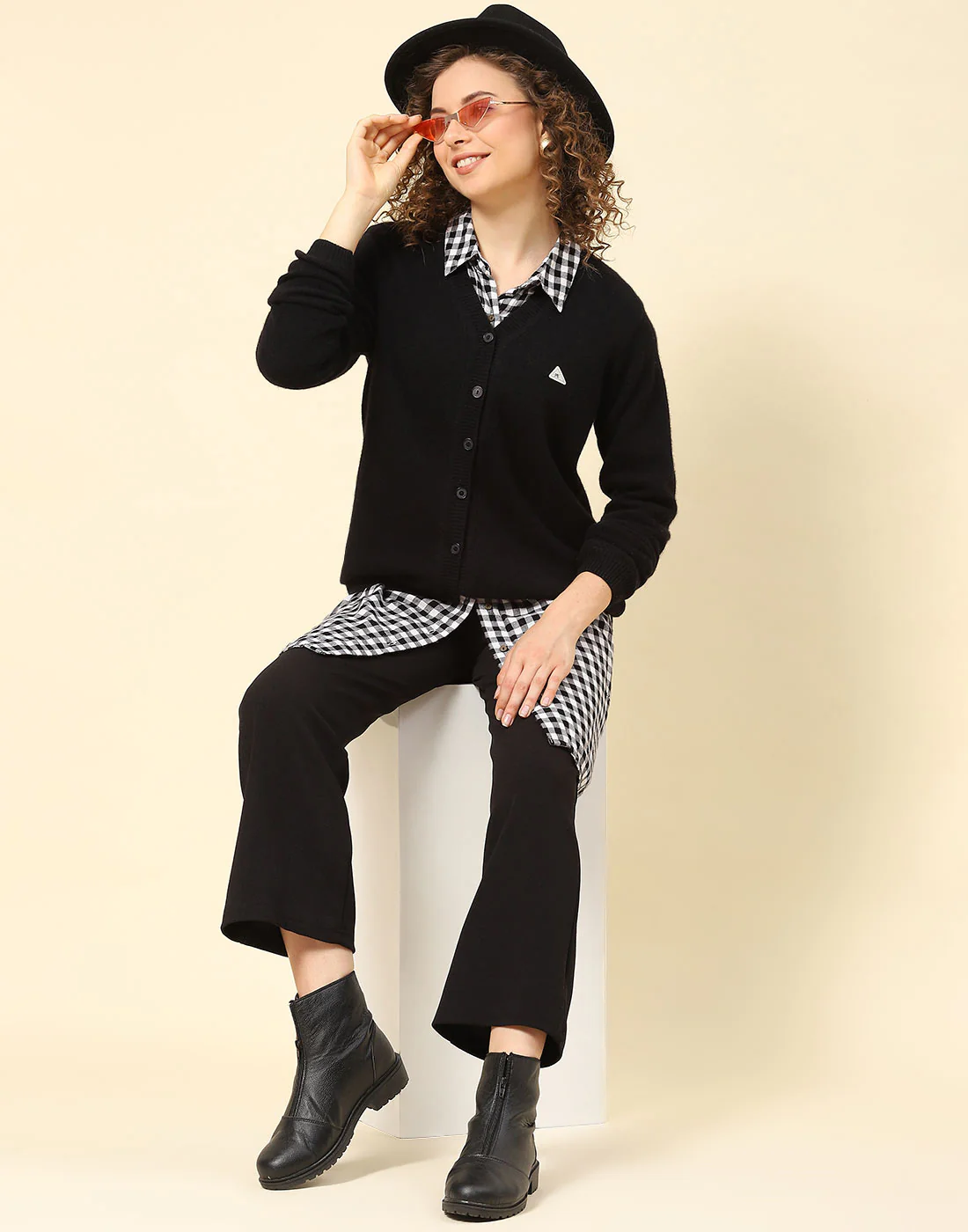 Women Black Solid V Neck Full Sleeve Cardigan - Image 2