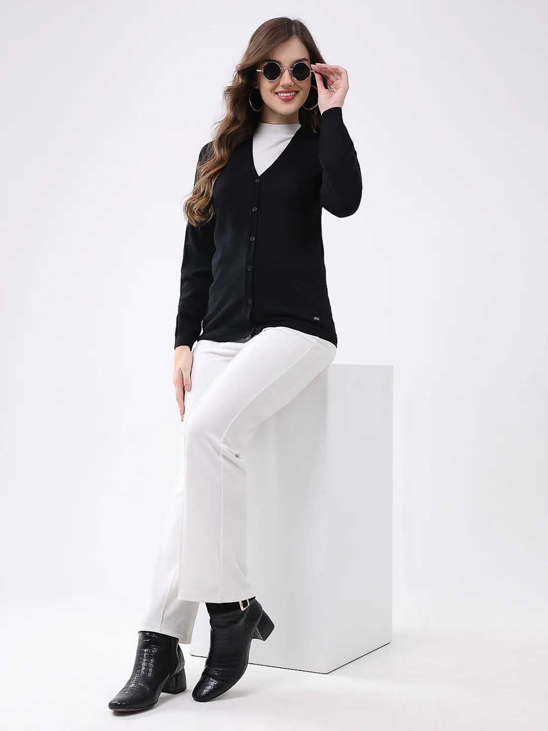 Women Black Solid V Neck Full Sleeve Cardigan - Image 2