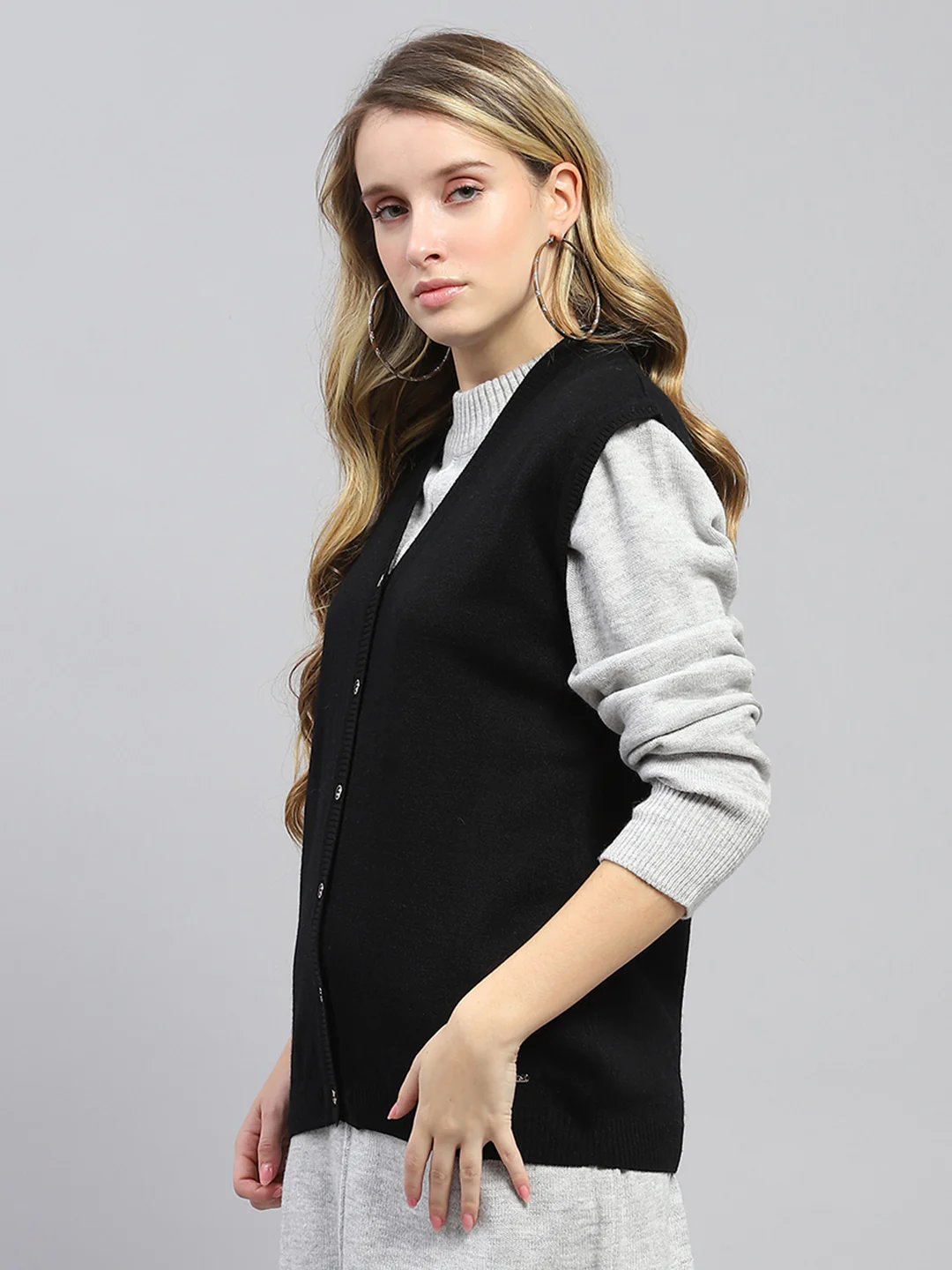 Women Black Solid V Neck Sleeveless Cardigan - Image 3