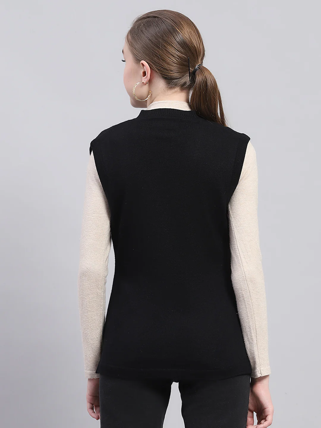 Women Black Solid V Neck Sleeveless Cardigan - Image 5