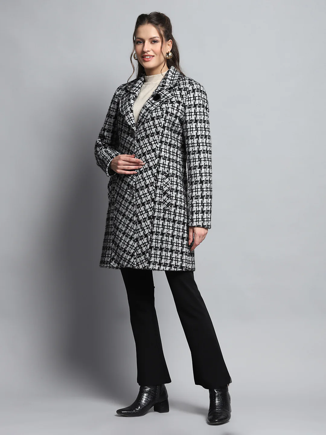 Women Black & White Check Notch Lapel Collar Full Sleeve Coat - Image 3
