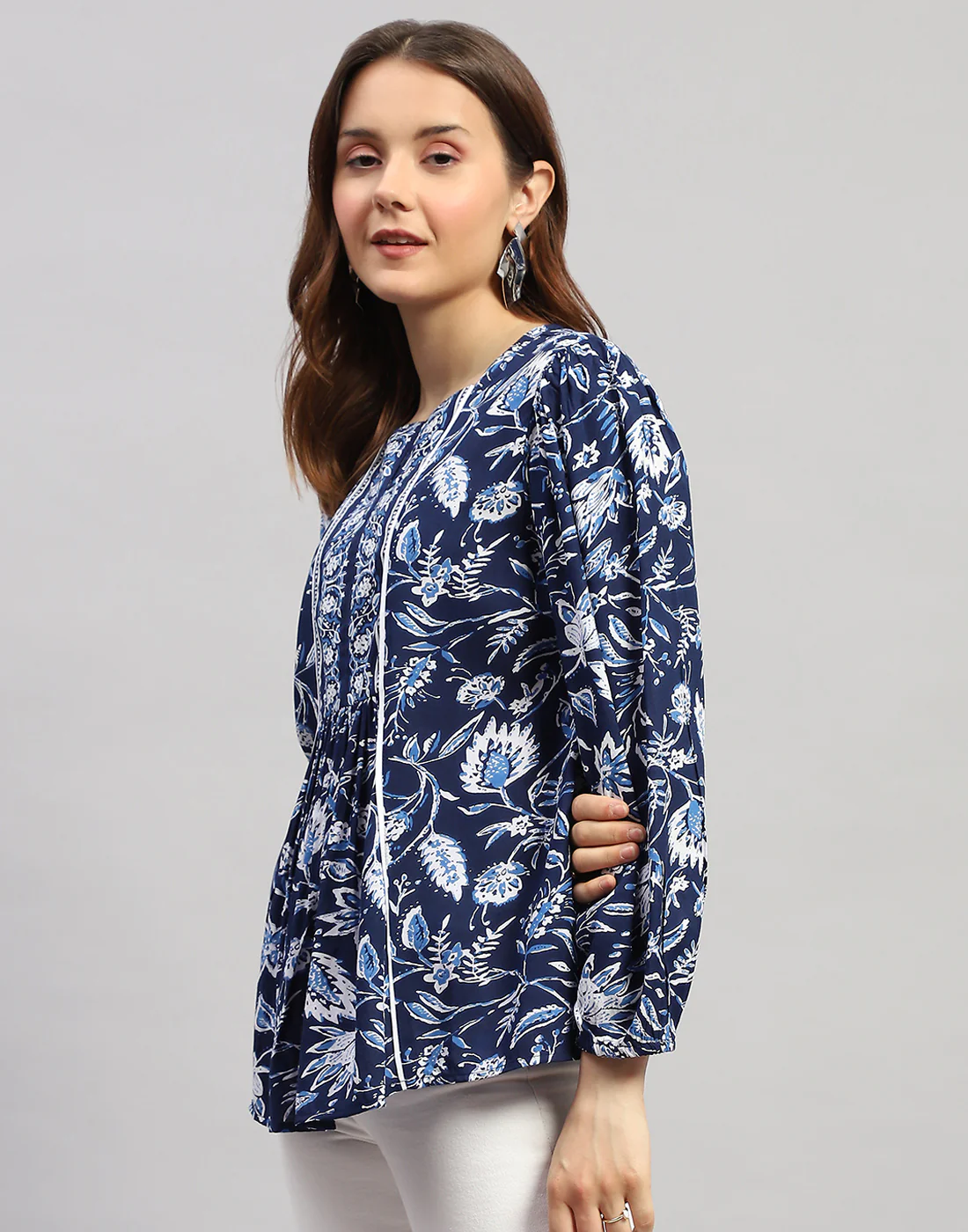 Women Blue Floral Print V Neck 3/4 Sleeve Top - Image 4