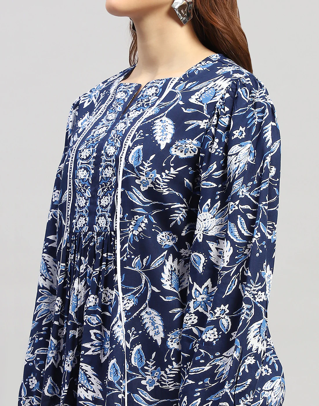 Women Blue Floral Print V Neck 3/4 Sleeve Top - Image 7