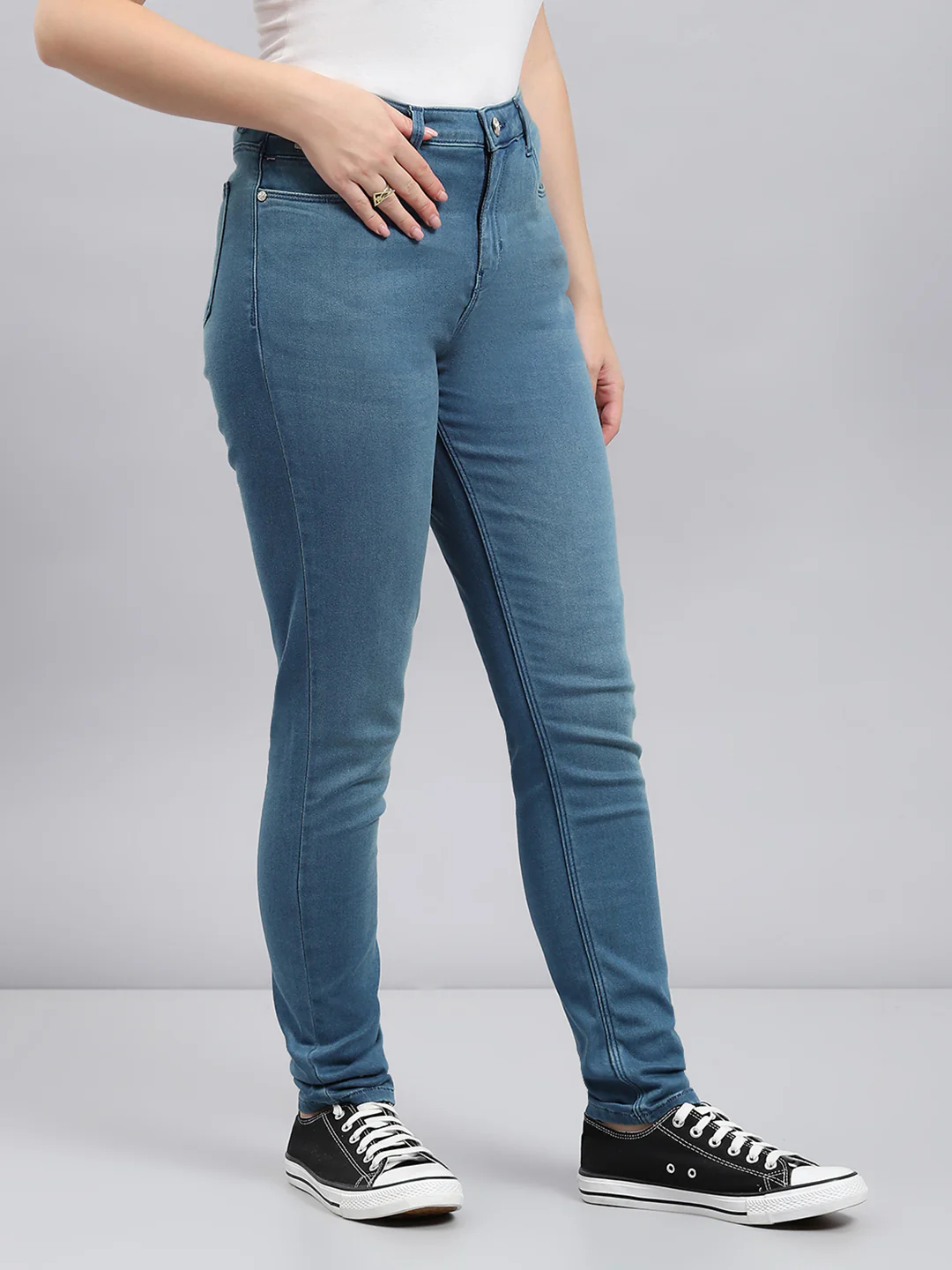 Women Blue Solid Slim Fit Denims - Image 4