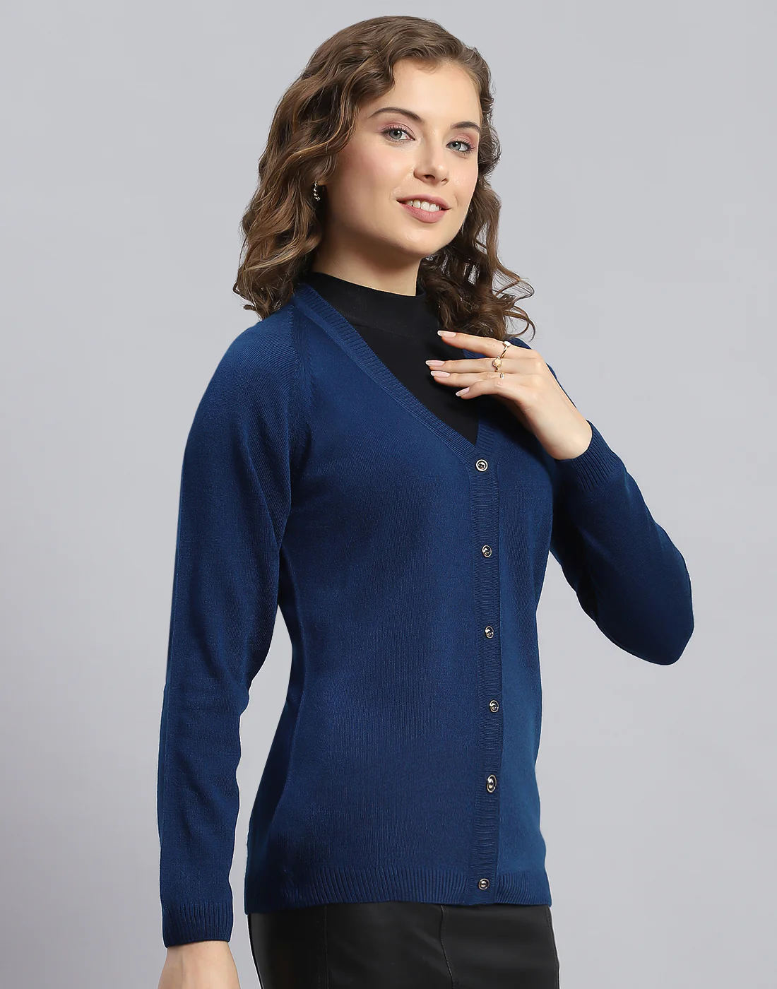 Women Blue Solid V Neck Full Sleeve Cardigan - Image 4