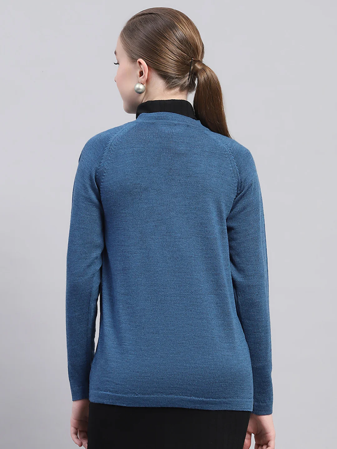 Women Blue Solid V Neck Full Sleeve Cardigan - Image 5