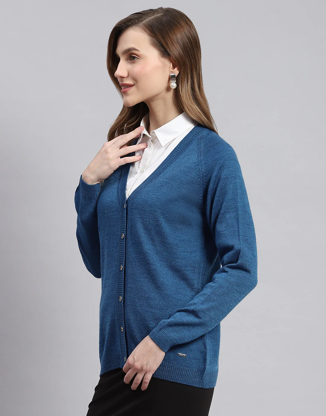 Women Blue Solid V Neck Full Sleeve Cardigans - Image 4