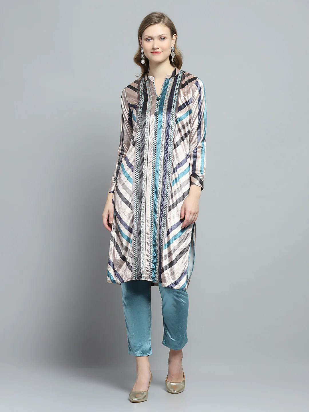 Women Cream Self Design Round Neck Full Sleeve Kurti Set for Winter - Image 3