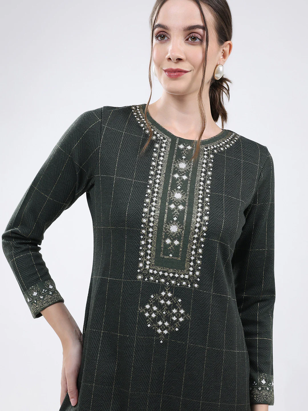 Women Green Self Design Round Neck Full Sleeve Kurti Set for Winter - Image 6